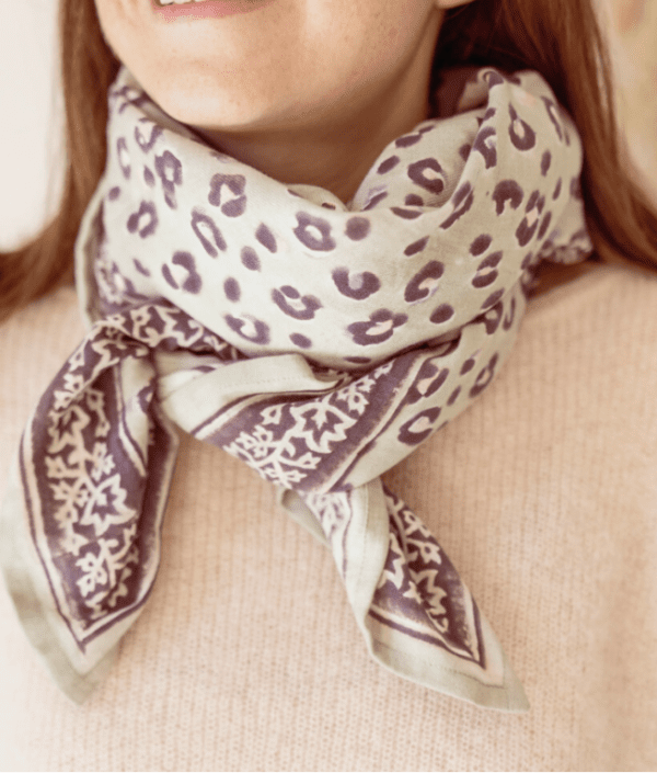 grand-foulard-leopard-bengal-tilleul (1)