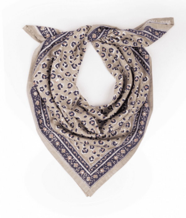 grand-foulard-leopard-bengal-tilleul